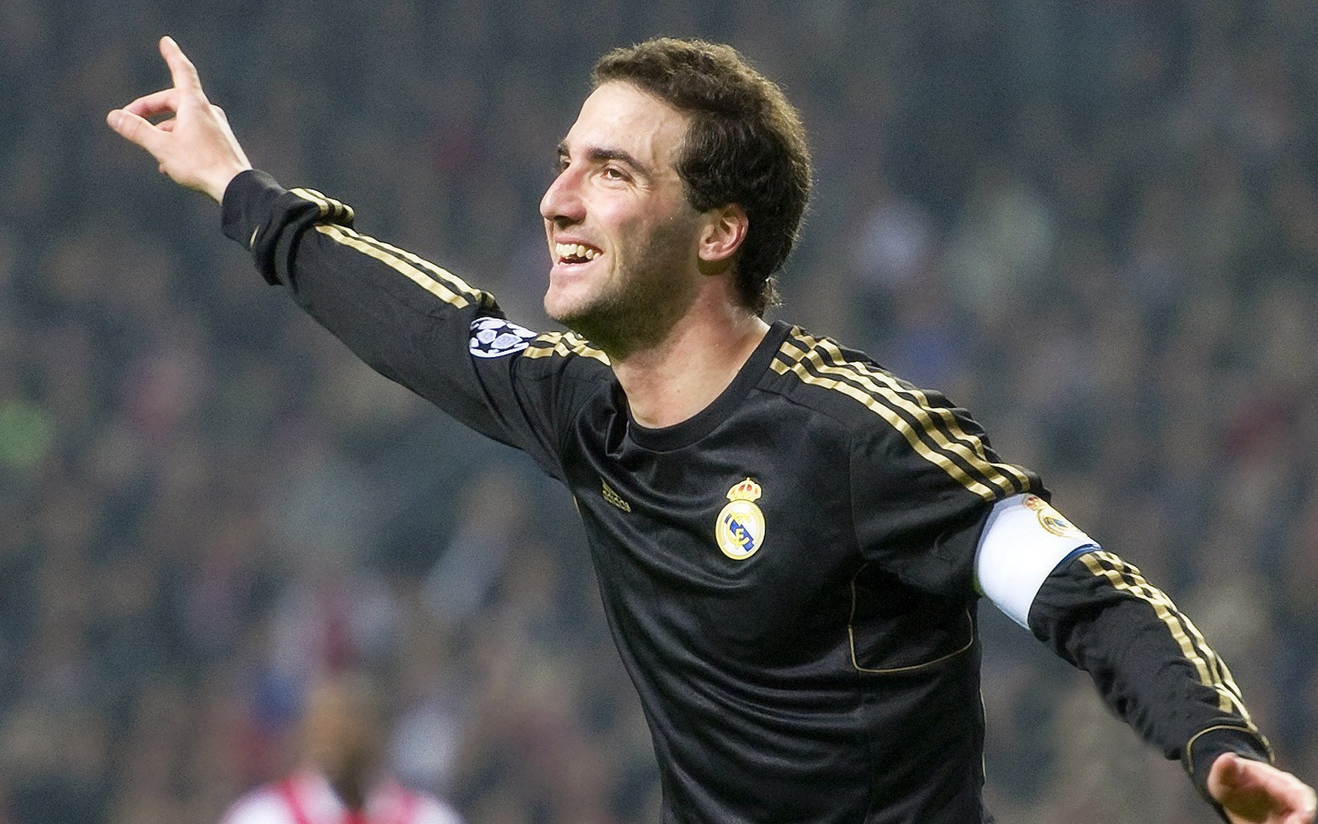 希腊女篮在欧洲大赛中持续发力，冲击金牌梦想，希腊女球迷